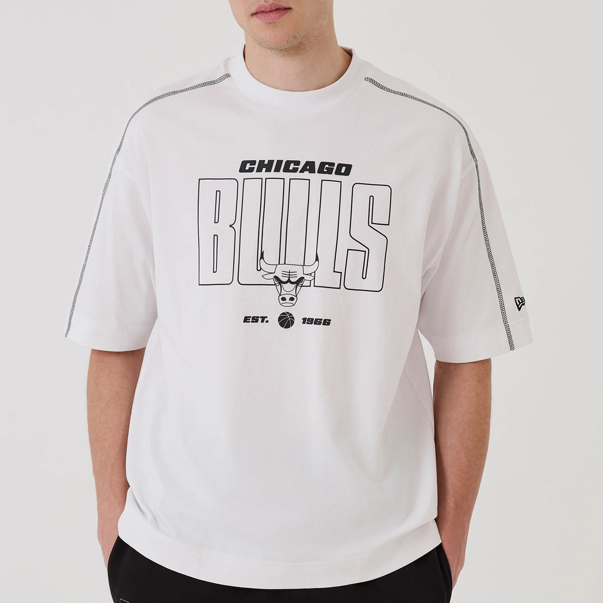 The model is wearing this NBA Graphic Chicago Bulls Boxy T-Shirt in white. 3