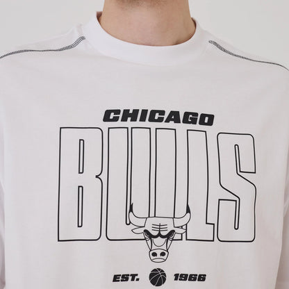 The model is wearing this NBA Graphic Chicago Bulls Boxy T-Shirt in white. 5