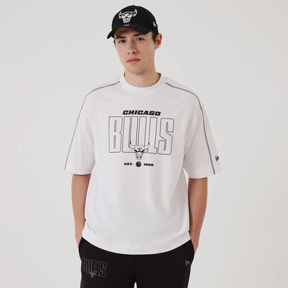 The model is wearing this NBA Graphic Chicago Bulls Boxy T-Shirt in white. 1