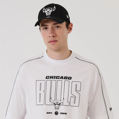 The model is wearing this NBA Graphic Chicago Bulls Boxy T-Shirt in white. 6