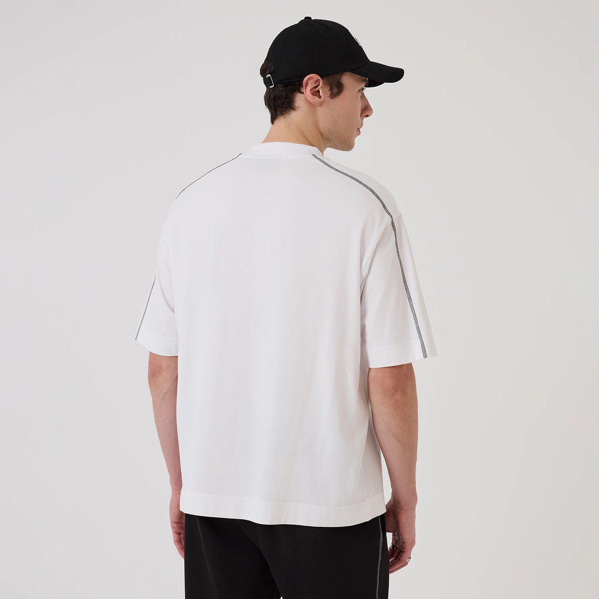 The model is wearing this NBA Graphic Chicago Bulls Boxy T-Shirt in white. 2