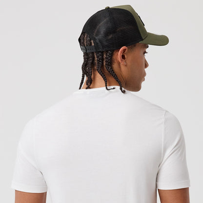 The model is wearing this MLB Linear New York Yankees T-Shirt in white. 8