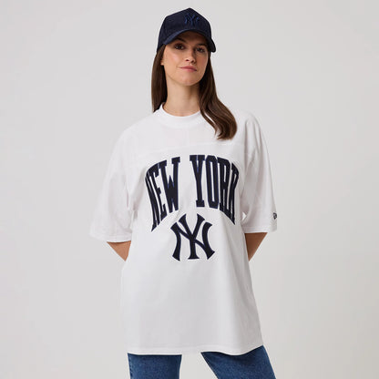 The model is wearing this MLB Arch Graphic New York Yankees Oversized T-Shirt in white. 4