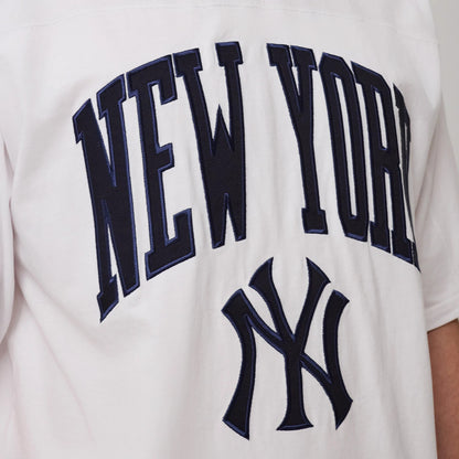 The model is wearing this MLB Arch Graphic New York Yankees Oversized T-Shirt in white. 5