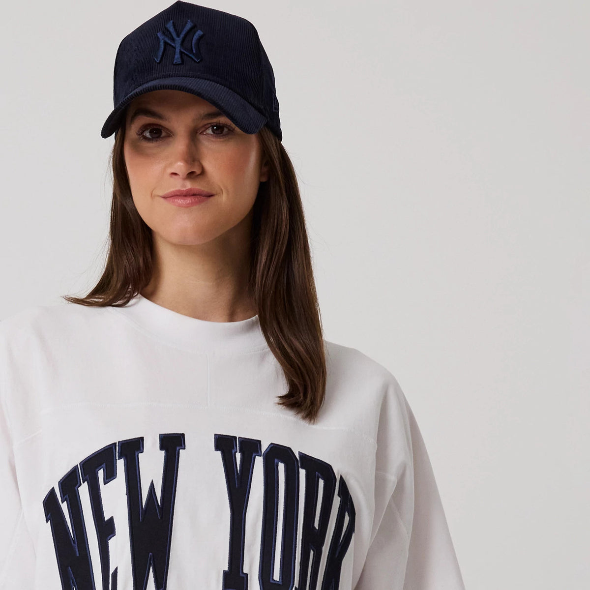 The model is wearing this MLB Arch Graphic New York Yankees Oversized T-Shirt in white. 6