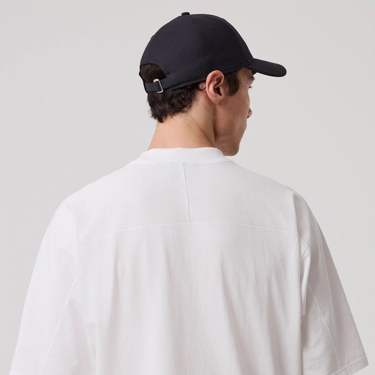 The model is wearing this MLB Arch Graphic New York Yankees Oversized T-Shirt in white. 8