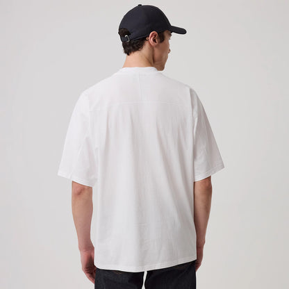 The model is wearing this MLB Arch Graphic New York Yankees Oversized T-Shirt in white. 2