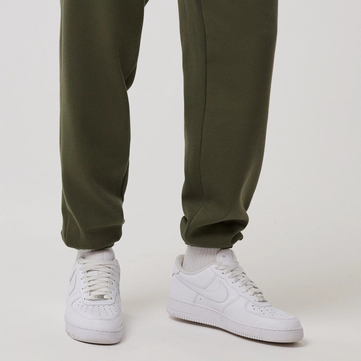 The model is wearing this MLB League Essential New York Yankees Joggers in green. 6