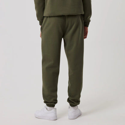 The model is wearing this MLB League Essential New York Yankees Joggers in green. 2