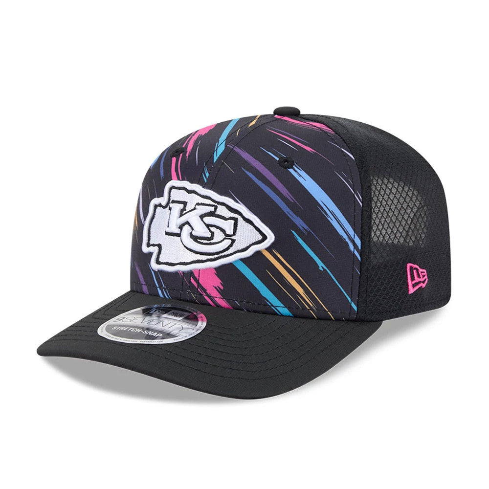 Chiefs NFL City Connect 2026 Black New Era 9SEVENTY Stretch Snap Adjustable Cap, front view showing the white embroidered Chiefs logo on the black crown with multicolour streaks, black curved visor, and New Era flag in pink on the left side.
