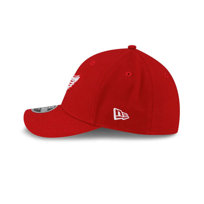 Detroit Red Wings NHL Team Red New Era 39THIRTY M-Crown Stretch Fit Cap, side view showing the white New Era flag logo on the left side of the red structured crown, a curved visor and a 39THIRTY size sticker.