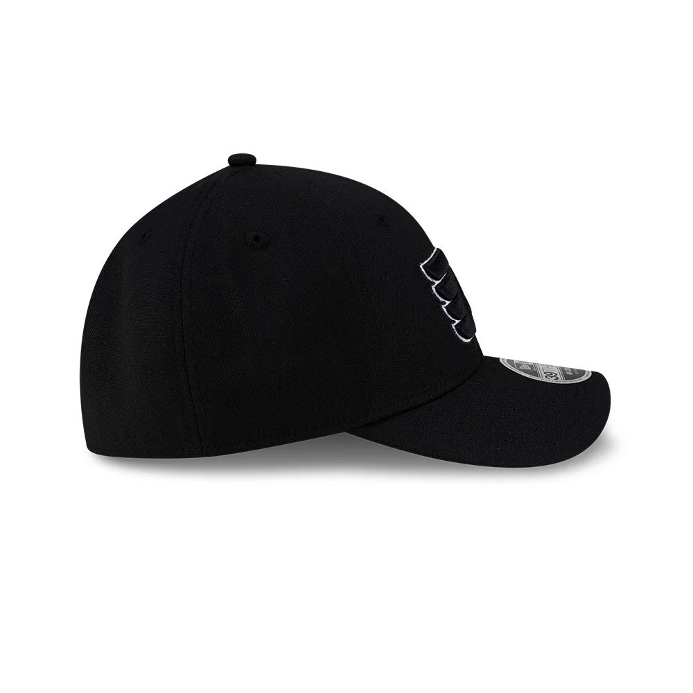 Philadelphia Flyers NHL Team Black New Era 39THIRTY M-Crown Stretch Fit Cap, side view showing the black and white embroidered Flyers logo on the structured black crown, arched black visor, and silver 39THIRTY size sticker on the curved visor.
