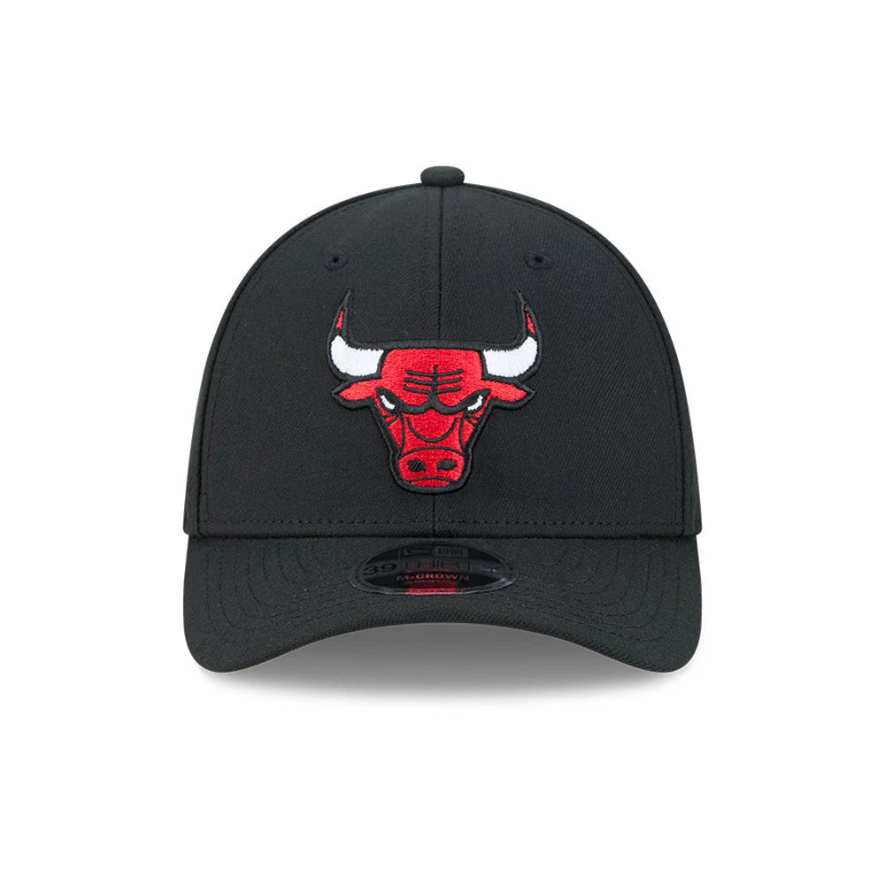 Chicago Bulls NBA Team Black New Era 39THIRTY M-Crown Stretch Fit Cap, front view showing a prominent red and white embroidered Bulls logo on the structured black crown, with a curved black visor and a 39THIRTY size sticker centred on the visor.