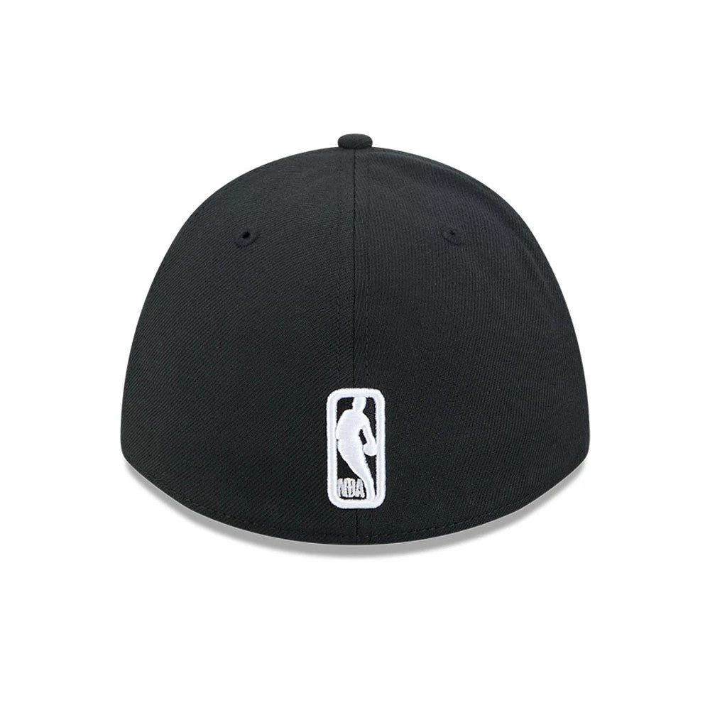 Pictured is this NBA Team Chicago Bulls 39THIRTY M-Crown Stretch Fit cap in black. 7