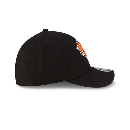 Pictured is this NBA Team New York Knicks 39THIRTY M-Crown Stretch Fit cap in black. 6