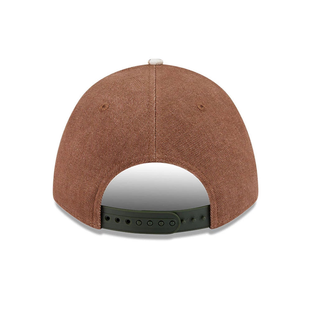 Pictured is this MLB Cotton Twill New York Yankees 9FORTY M-Crown A-Frame cap in dark beige. 5