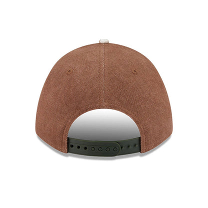 Pictured is this MLB Cotton Twill New York Yankees 9FORTY M-Crown A-Frame cap in dark beige. 5