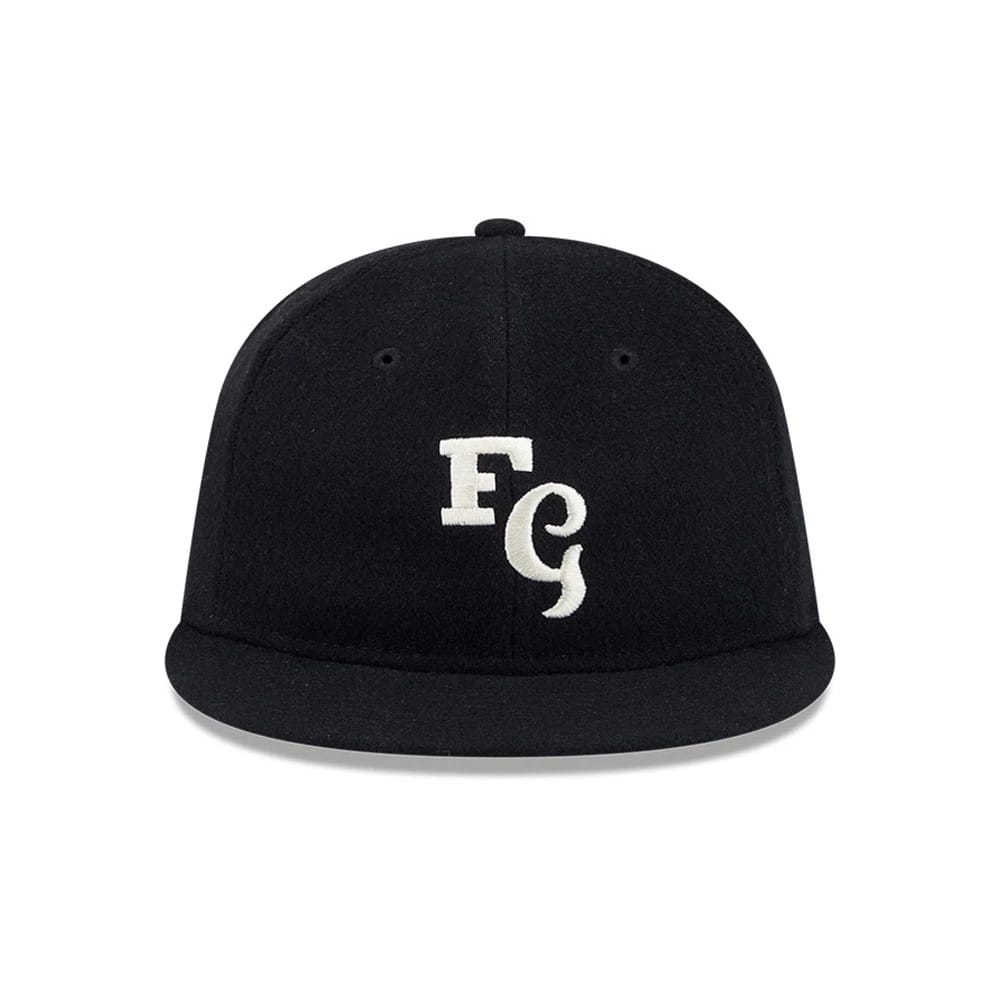 Pictured is this Fear Of God X MLB Chicago White Sox Retro Crown 59FIFTY Fitted cap in black. 3