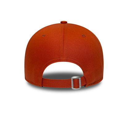 Pictured is this Paris Saint-Germain 9FORTY cap in red. 4