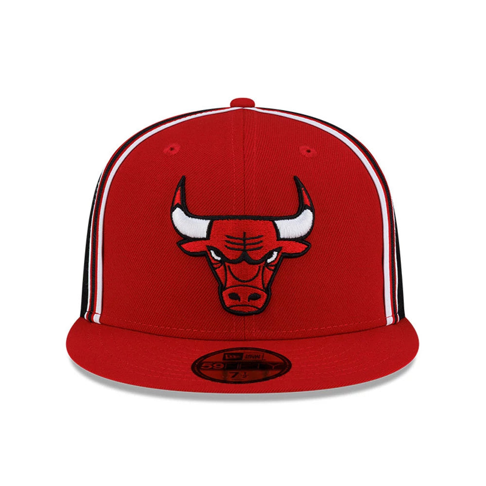 Chicago Bulls NBA Hardwood Classic Players Red New Era 59FIFTY Fitted Cap, front view showing the embroidered Bulls logo on the structured red crown, with white and black stripe on the panels and a black 59FIFTY size sticker on the red flat visor.