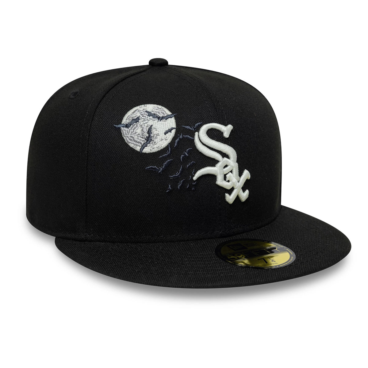 Chicago White Sox MLB Bats Black New Era 59FIFTY Fitted Cap, three-quarter view showing the white and dark blue bat design with Chicago White Sox lettering on the front panel, a flat black visor and a gold 59FIFTY size sticker.