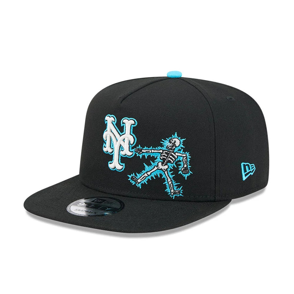 Mets MLB Electrocute Black New Era 9FIFTY A-Frame Snapback Adjustable Cap, three-quarter view showing the raised white and cyan Mets logo alongside an embroidered skeleton graphic, with a black flat visor and a 9FIFTY size sticker on the visor.