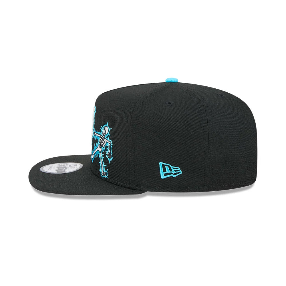 Mets MLB Electrocute Black New Era 9FIFTY A-Frame Snapback Adjustable Cap, side view showing the neon blue embroidered electrocute figure on the front panel, a structured black crown, flat visor and the New Era flag logo on the left side.