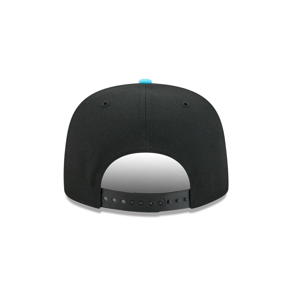 Mets MLB Electrocute Black New Era 9FIFTY A-Frame Snapback Adjustable Cap, rear view showing a snapback closure with multiple size settings, a structured black crown featuring two black eyelets on the back panels, and a bright blue top button.