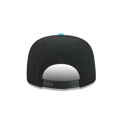 Mets MLB Electrocute Black New Era 9FIFTY A-Frame Snapback Adjustable Cap, rear view showing a snapback closure with multiple size settings, a structured black crown featuring two black eyelets on the back panels, and a bright blue top button.