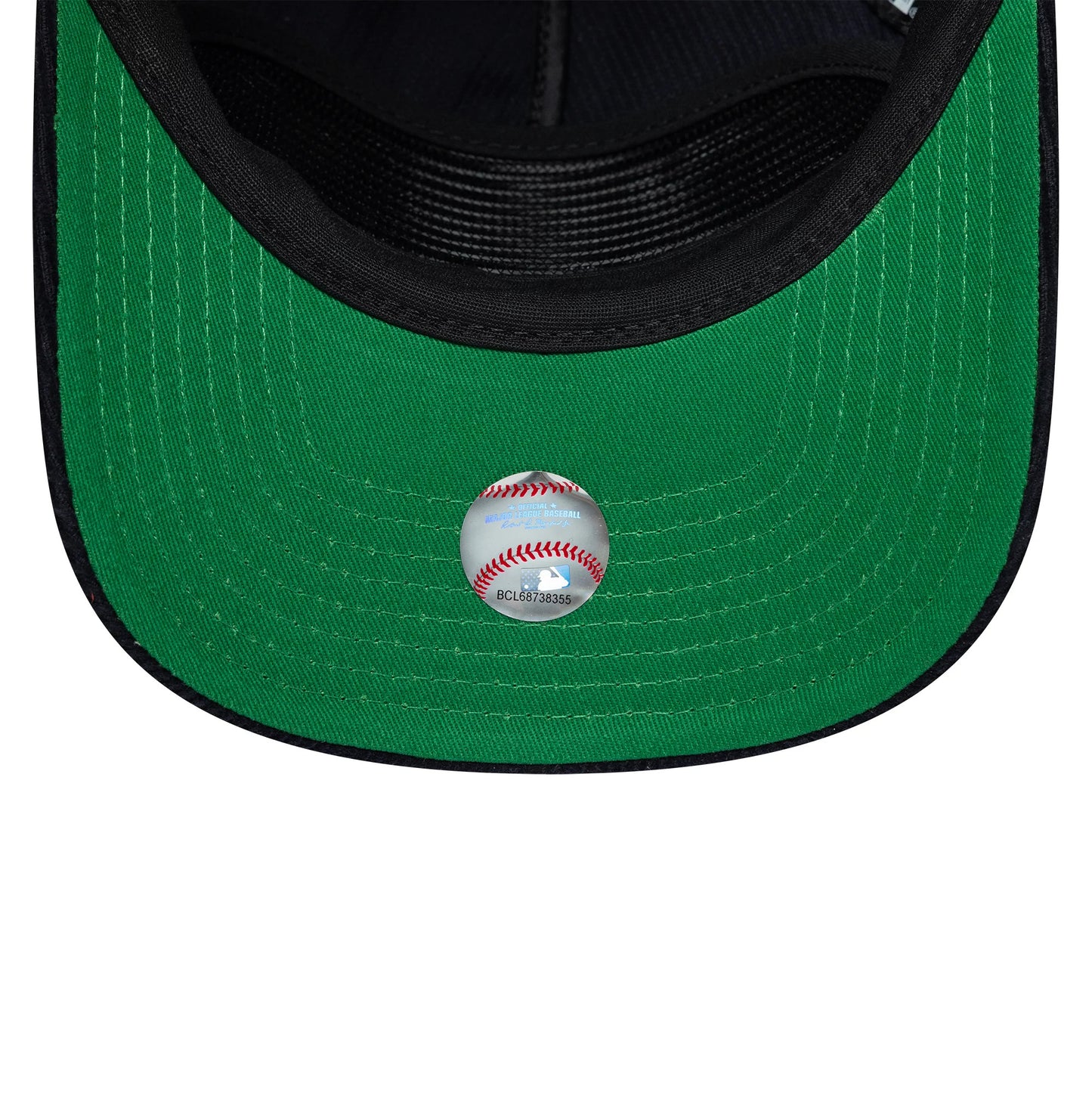Pictured is this MLB Retro Dynasty New York Yankees Cord 19TWENTY cap in navy. 2