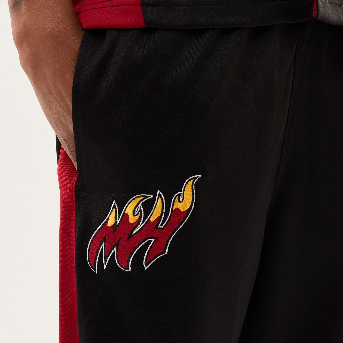 The model is wearing this NBA Hardwood Classic Straight Miami Heat Straight Leg Joggers in black. 4
