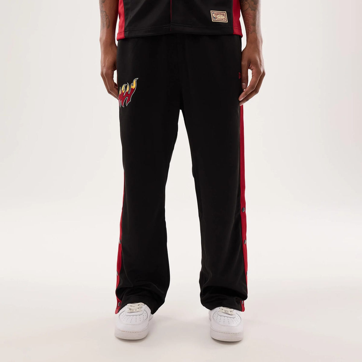 The model is wearing this NBA Hardwood Classic Straight Miami Heat Straight Leg Joggers in black. 1