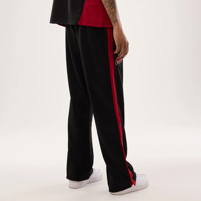 The model is wearing this NBA Hardwood Classic Straight Miami Heat Straight Leg Joggers in black. 2