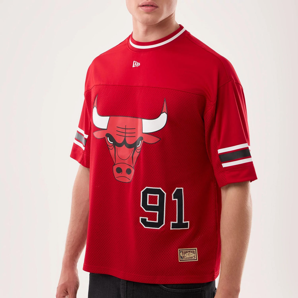 The model is wearing this NBA Hardwood Classic Mesh Oversized Chicago Bulls T-Shirt in red. 4
