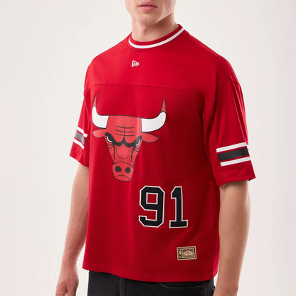 The model is wearing this NBA Hardwood Classic Mesh Oversized Chicago Bulls T-Shirt in red. 4