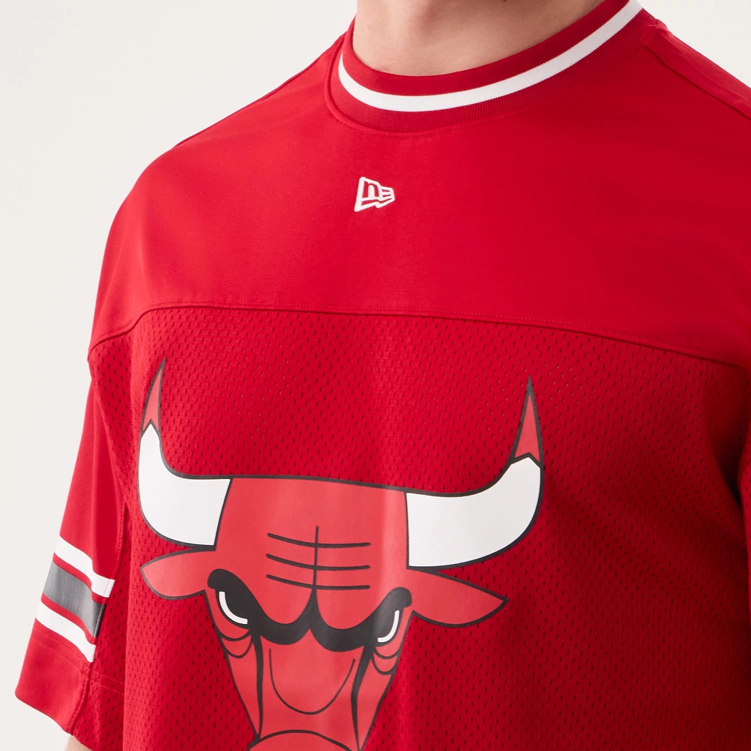 The model is wearing this NBA Hardwood Classic Mesh Oversized Chicago Bulls T-Shirt in red. 3