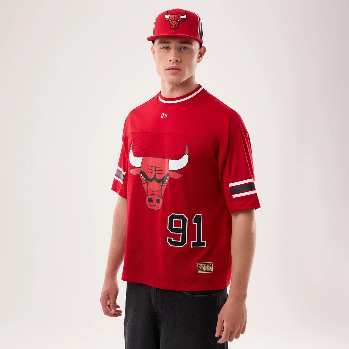The model is wearing this NBA Hardwood Classic Mesh Oversized Chicago Bulls T-Shirt in red. 1