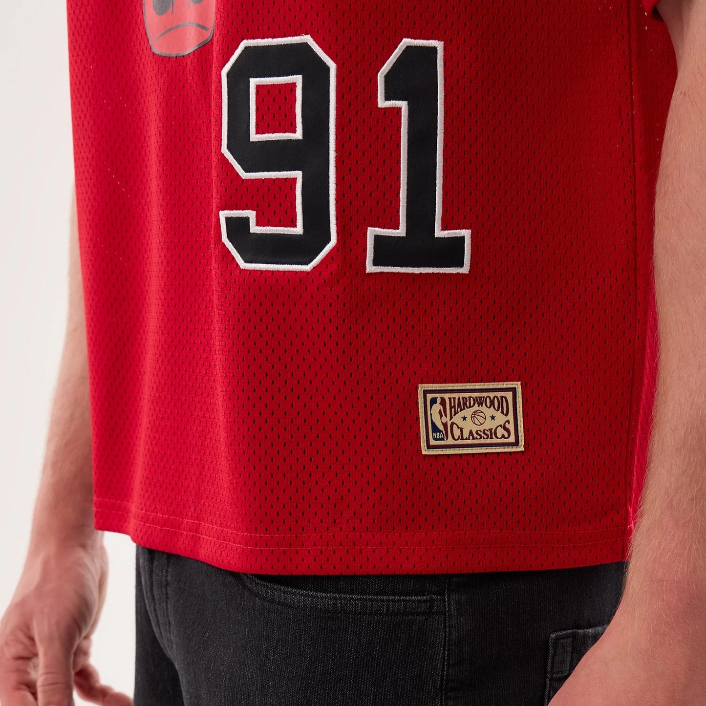The model is wearing this NBA Hardwood Classic Mesh Oversized Chicago Bulls T-Shirt in red. 5