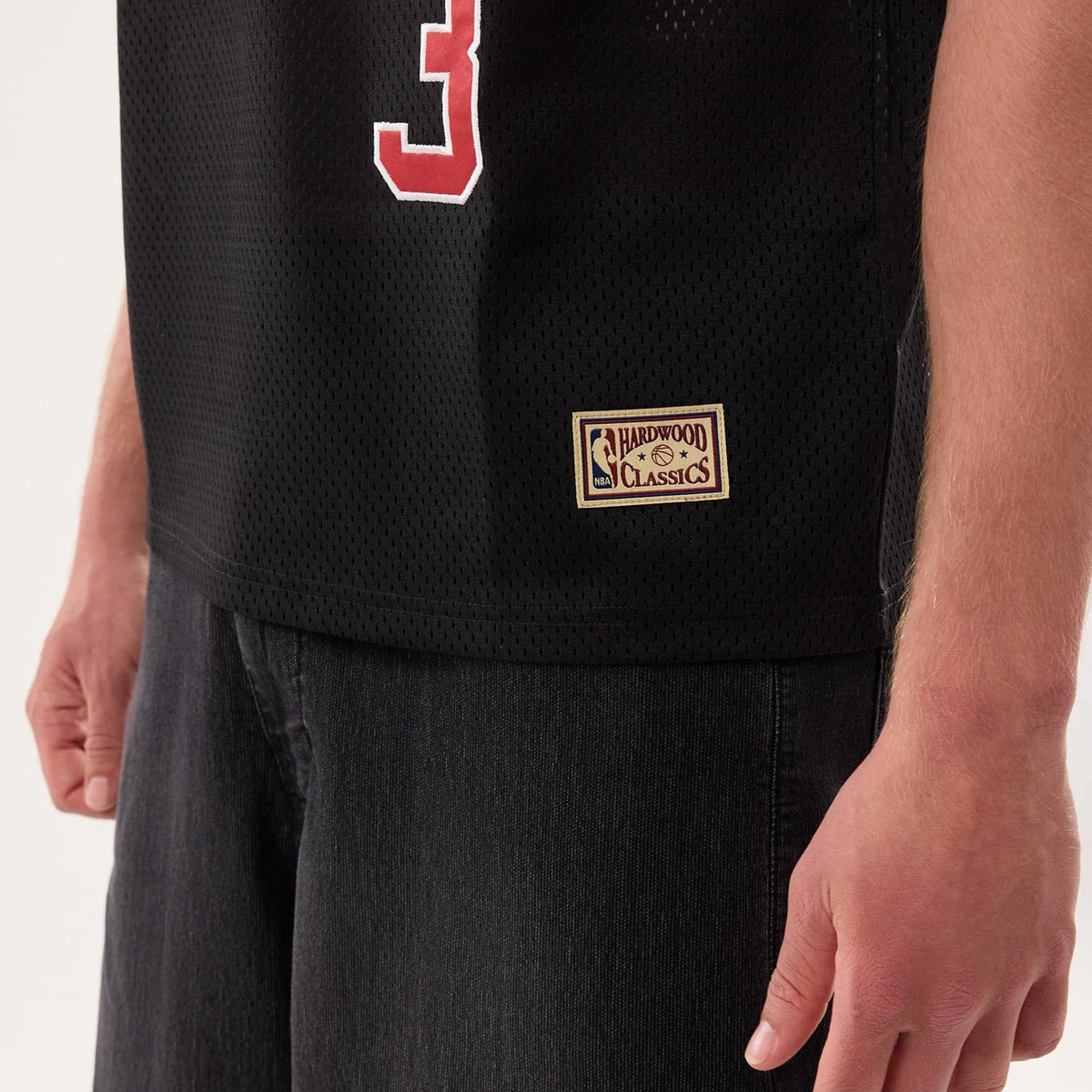 The model is wearing this NBA Hardwood Classic Mesh Oversized Philadelphia 76ers T-Shirt in black. 4
