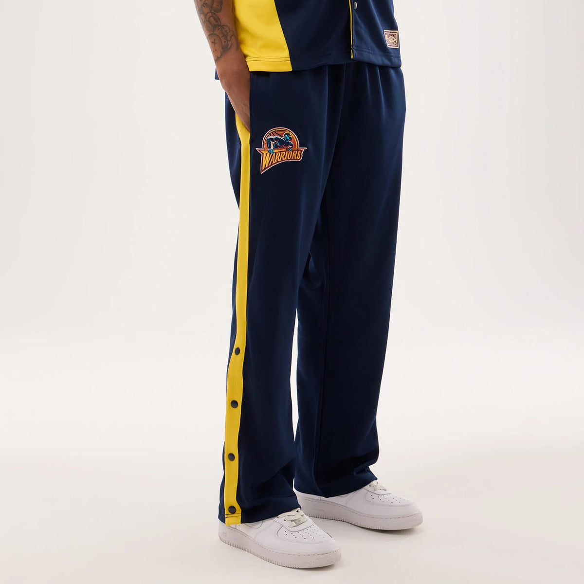 The model is wearing this NBA Hardwood Classic Straight Golden State Warriors Straight Leg Joggers in dark blue. 6