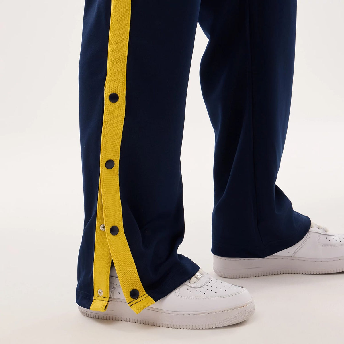 The model is wearing this NBA Hardwood Classic Straight Golden State Warriors Straight Leg Joggers in dark blue. 7
