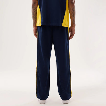 The model is wearing this NBA Hardwood Classic Straight Golden State Warriors Straight Leg Joggers in dark blue. 2