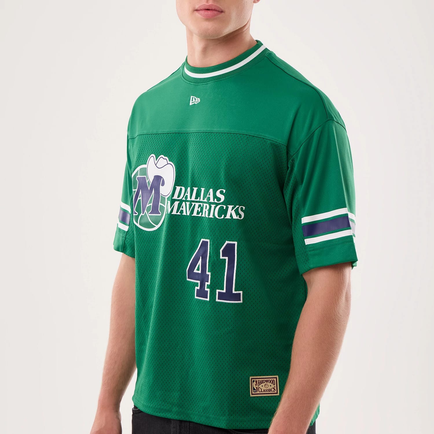 The model is wearing this NBA Hardwood Classic Mesh Oversized Dallas Mavericks T-Shirt in green. 3
