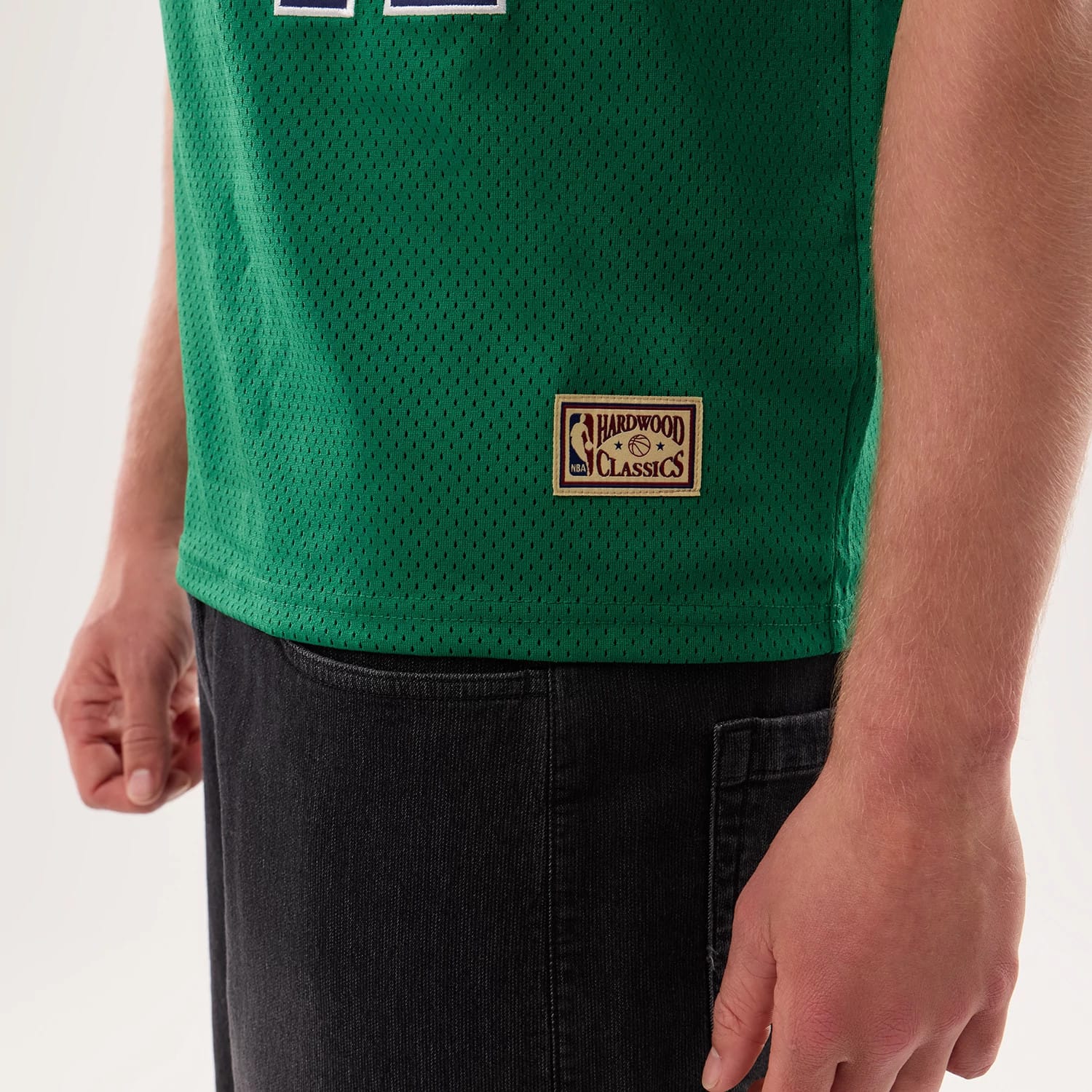 The model is wearing this NBA Hardwood Classic Mesh Oversized Dallas Mavericks T-Shirt in green. 4