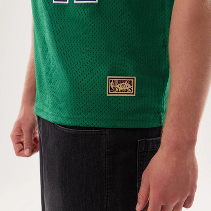 The model is wearing this NBA Hardwood Classic Mesh Oversized Dallas Mavericks T-Shirt in green. 4