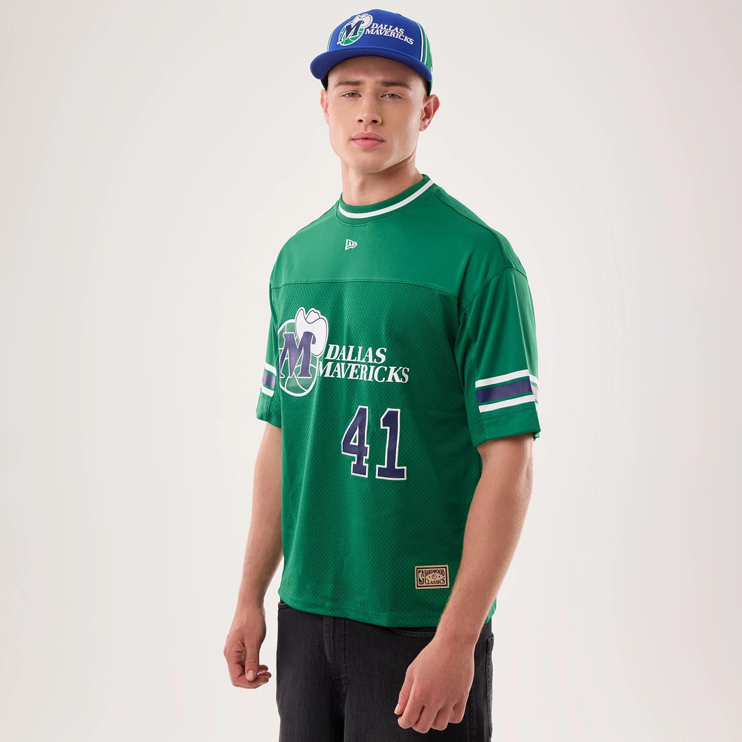 The model is wearing this NBA Hardwood Classic Mesh Oversized Dallas Mavericks T-Shirt in green. 1