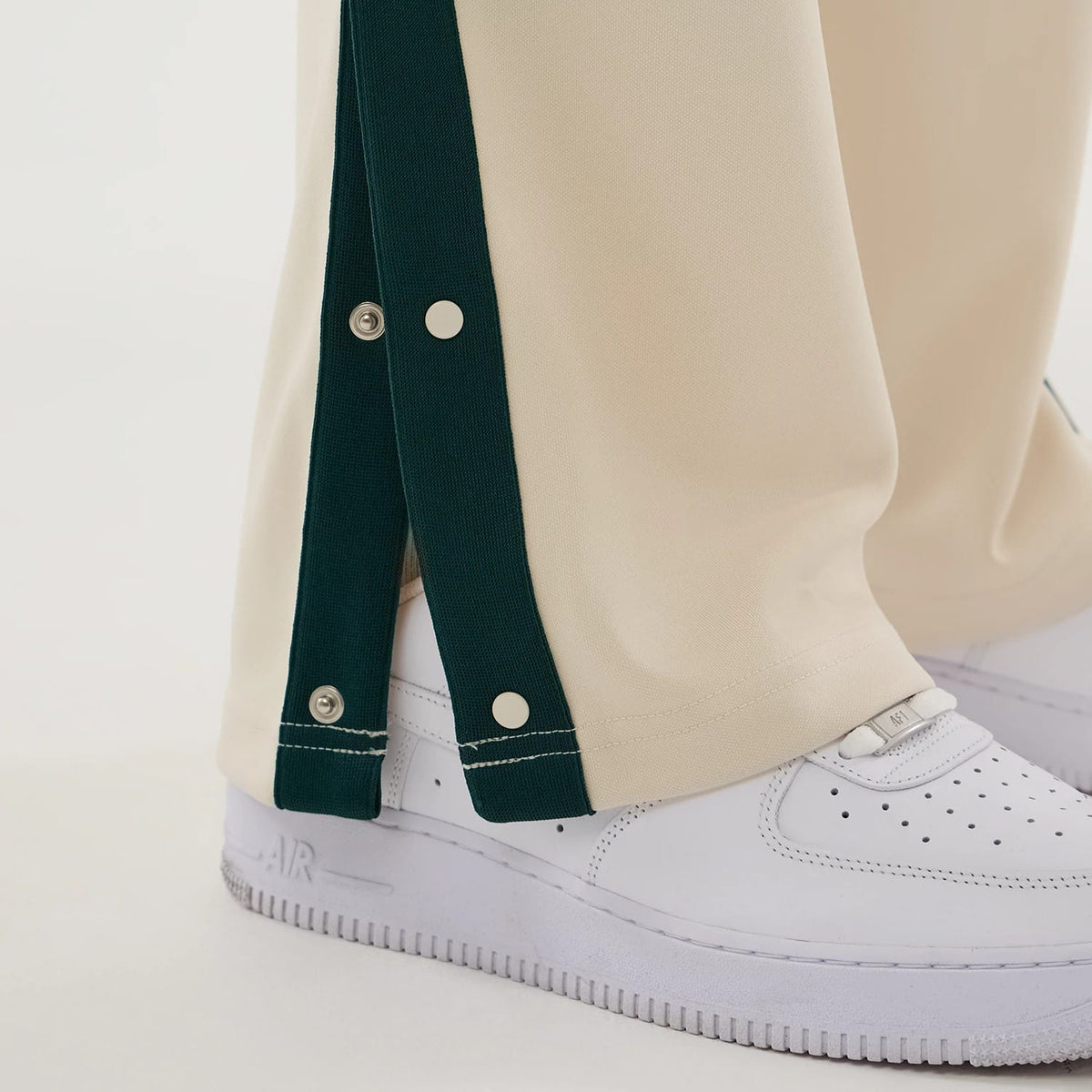 The model is wearing this NBA Hardwood Classic Straight Seattle Supersonics Straight Leg Joggers in light beige. 5