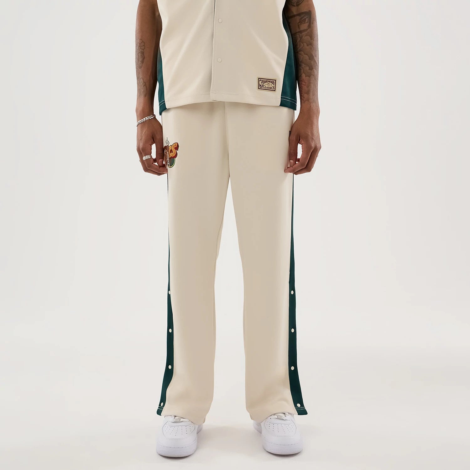 The model is wearing this NBA Hardwood Classic Straight Seattle Supersonics Straight Leg Joggers in light beige. 1