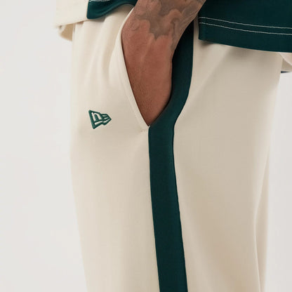 The model is wearing this NBA Hardwood Classic Straight Seattle Supersonics Straight Leg Joggers in light beige. 4