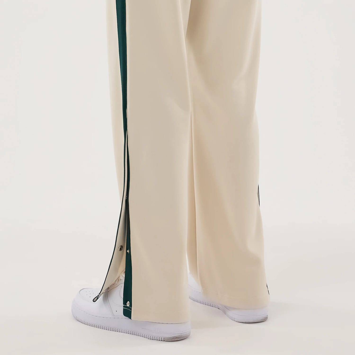 The model is wearing this NBA Hardwood Classic Straight Seattle Supersonics Straight Leg Joggers in light beige. 7